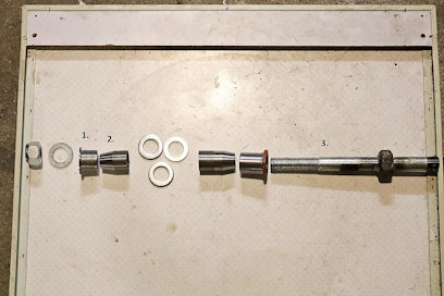 Itse valmistettu kartioholkkitappi valmiina. 1. Ulkoinen kartioholkki/paisuntaholkki, 2. Sisäpuolinen kartioholkki, 3. Pultti, 4. Aluslevy, 5. Mutteri.