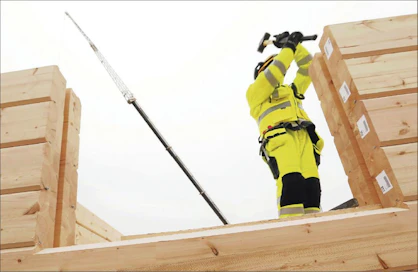 Pudasjärven kaupunki halusi uuden koulun hirrestä, koska vanhoissa koulurakennuksissa on ollut sisäilmaongelmia. Ulkoseinät ovat 275x275 millimetrin kokoista lamellihirttä. Pekka Fali