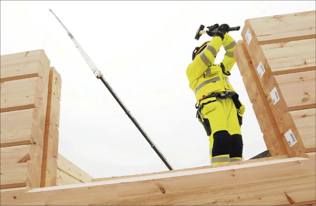Pudasjärven kaupunki halusi uuden koulun hirrestä, koska vanhoissa koulurakennuksissa on ollut sisäilmaongelmia. Ulkoseinät ovat 275x275 millimetrin kokoista lamellihirttä. Pekka Fali