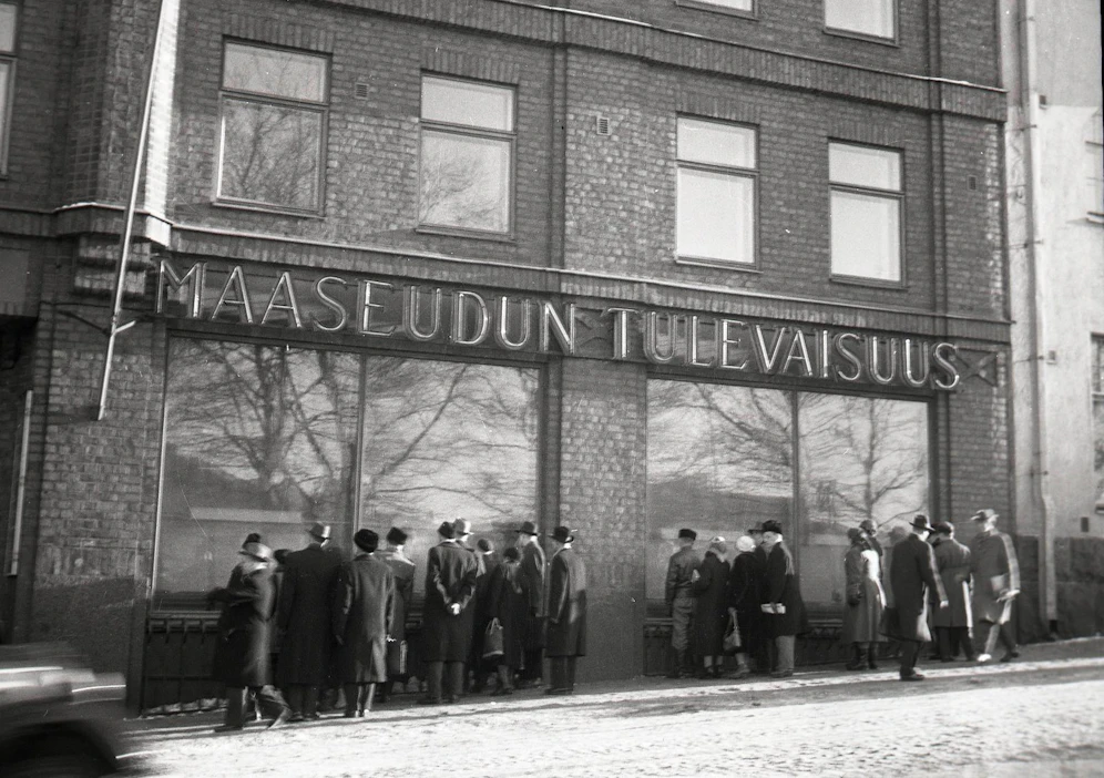Vuonna 1956 yleislakon aikaan lehteä joutui lukemaan Simonkadulla ikkunoista.