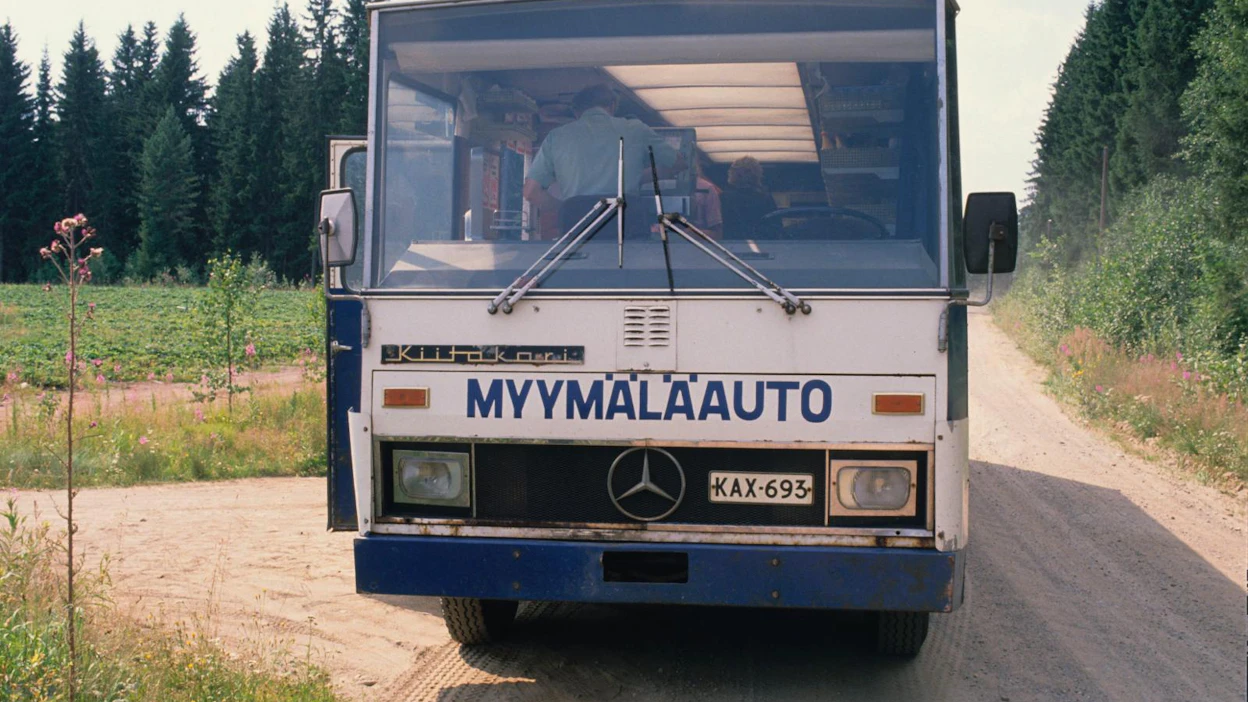 Kauppa-autolla lähiruoka löytää tiensä asiakkaiden luo. Tämä kauppa-auto on kuvattu Heinolassa jo hyvän aikaa sitten, vuonna 1992.
