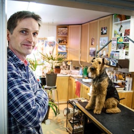 Juha Smolanderilla on lemmikkikanan lisäksi kuusivuotias airedalenterrieri Erni. Oman koiransa Smolander trimmaa yleensä sunnuntaiaamuisin.