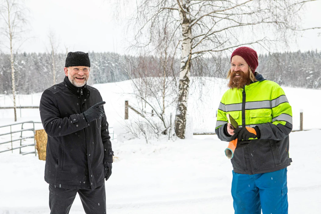 Piispa Jari Jolkkonen keskusteli lihantuotannosta Jyri-Pekka Lemettisen kanssa perjantaina Keiteleellä.