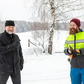 Piispa Jari Jolkkonen keskusteli lihantuotannosta Jyri-Pekka Lemettisen kanssa perjantaina Keiteleellä.