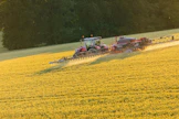 Massey Ferguson 8S sopii isojen työkoneiden vetoon, koska siinä on nelinopeuksinen voimanotto. Suurta hydrauliikkatehoa vaativien työkoneiden käyttö onnistuu kohtuullisilla moottorin kierroksilla, koska Eco-hydrauliikka tuottaa 205 l/min öljynvirtauksen 1650 moottorin kierroksella.
