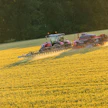 Massey Ferguson 8S sopii isojen työkoneiden vetoon, koska siinä on nelinopeuksinen voimanotto. Suurta hydrauliikkatehoa vaativien työkoneiden käyttö onnistuu kohtuullisilla moottorin kierroksilla, koska Eco-hydrauliikka tuottaa 205 l/min öljynvirtauksen 1650 moottorin kierroksella.