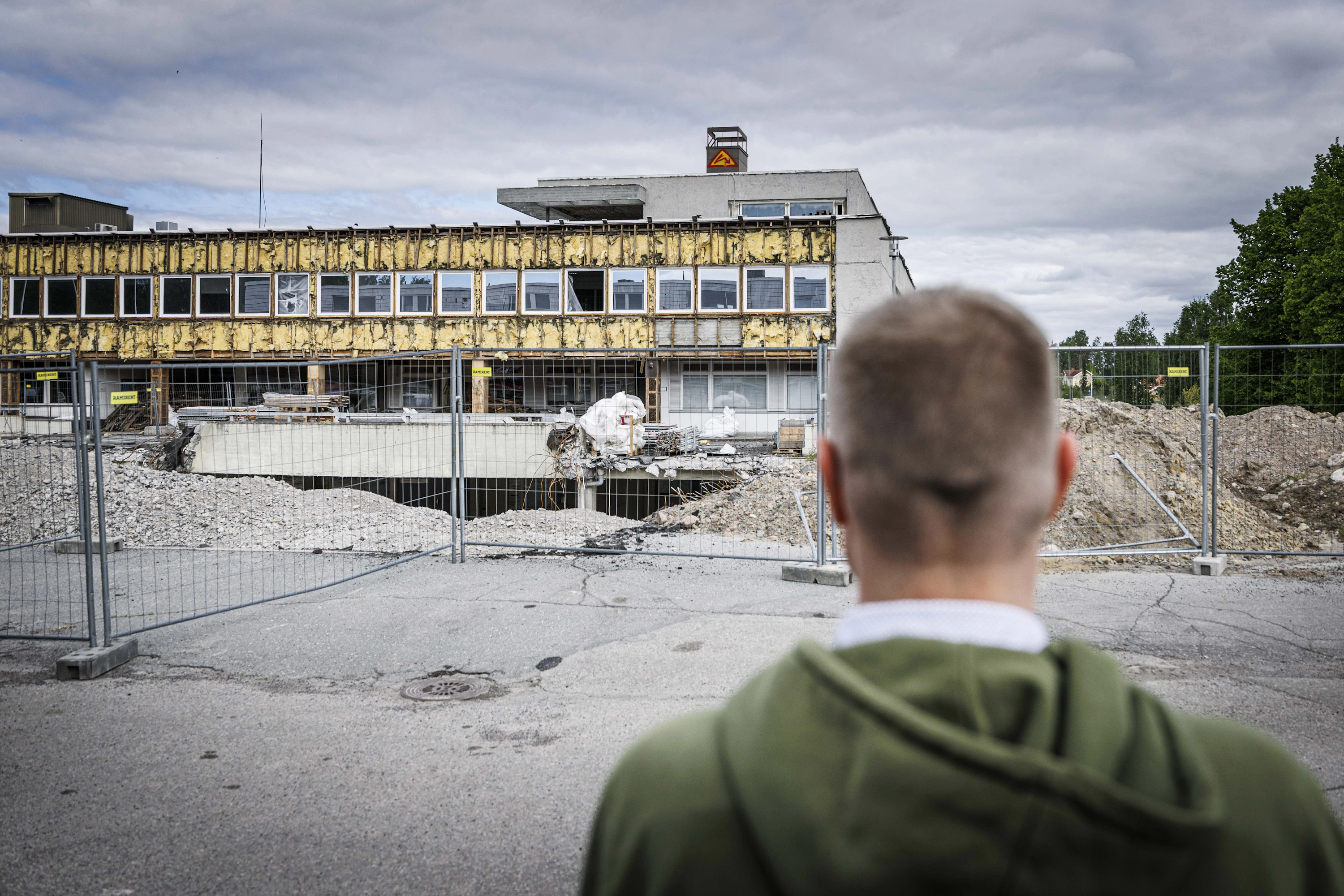 Mäntyharjun vanha kunnantalo on Juho Järvenpäälle lapsuudesta tuttu. Hänen äitinsä oli kunnan hallintopäällikkö 1980-luvulla. ”Täällä pääsin ensimmäistä kertaa lapsena tietokonetta räpeltämään. Olihan se karua itse päättää talon purkamisesta”, Järvenpää sanoo.
