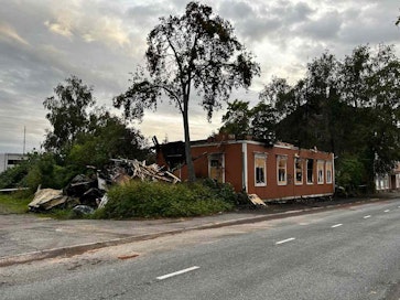 Palanut puurakennus kadun varrella.