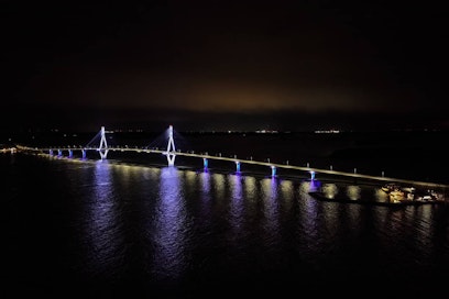 Raippaluodon silta itsenäisyyspäivän valaistuksessa. 