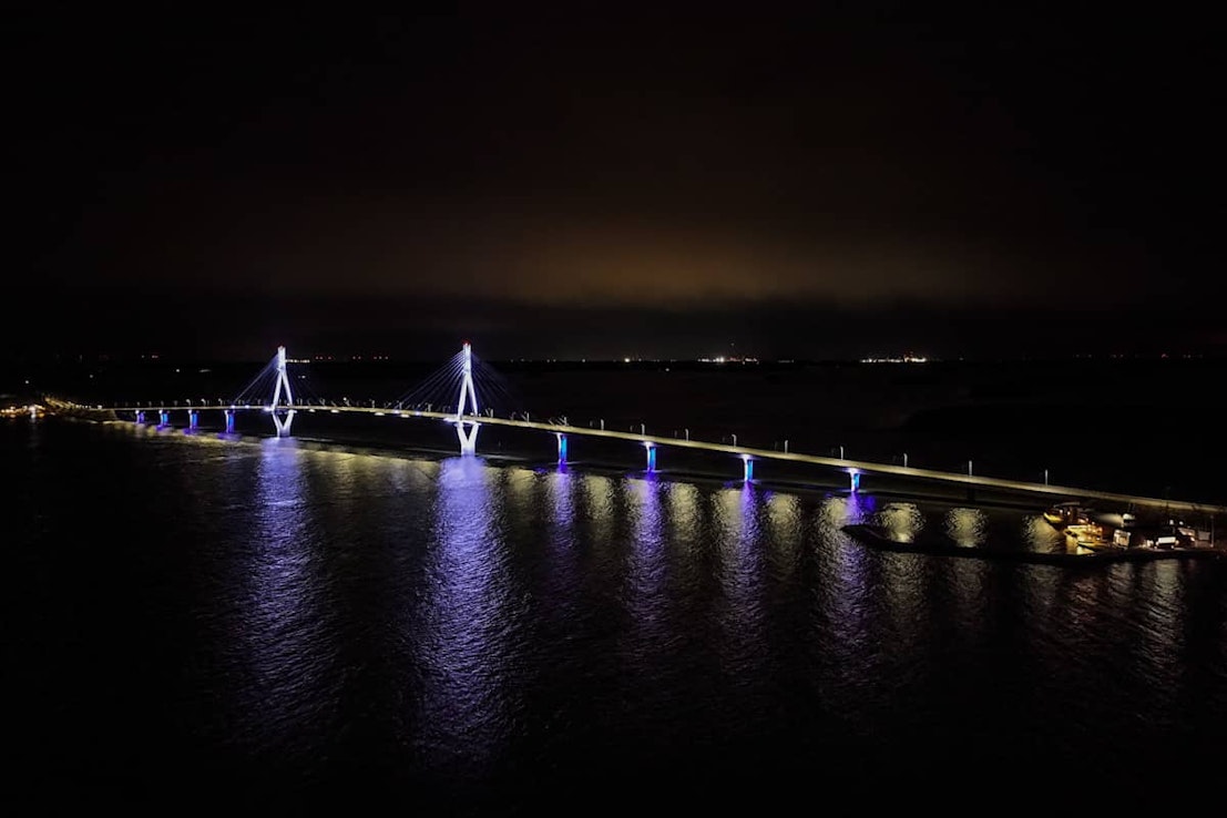 Raippaluodon silta itsenäisyyspäivän valaistuksessa.