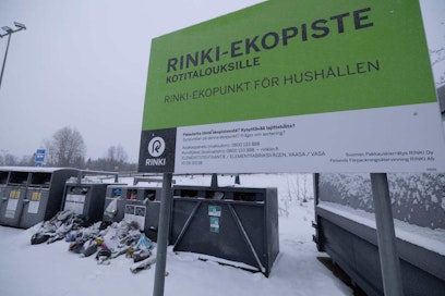 Överfull rinki-ekopunkt i snöyra.