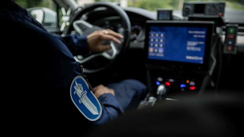 Poliisi ajaa partioautoa.