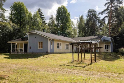 Rakennus entisen leirikeskuksen alueella Suur-Miehikkälässä.