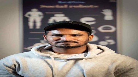 Mies katsoo kameraan.