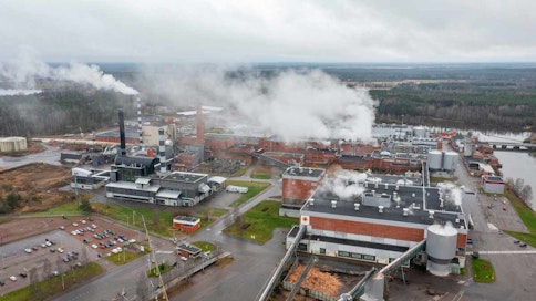 Ilmakuva Stora Enson Anjalankosken tehtaista. Tehdasalue, savuvavia savupiippuja.