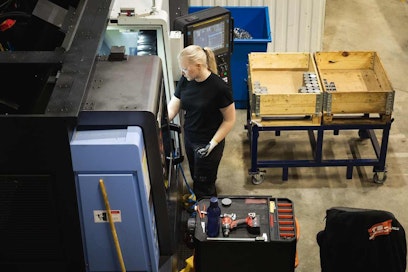 CNC-koneistaja tekee töitä.