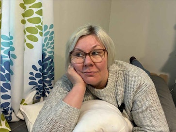 Kuvassa on Katja Arponen. Hän osallistuu Kiuruvedellä Väsyneet äidit yökylään -tapahtumaan.