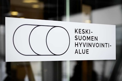 Keski-Suomen hyvinvointialueen tarra lasiseinässä.