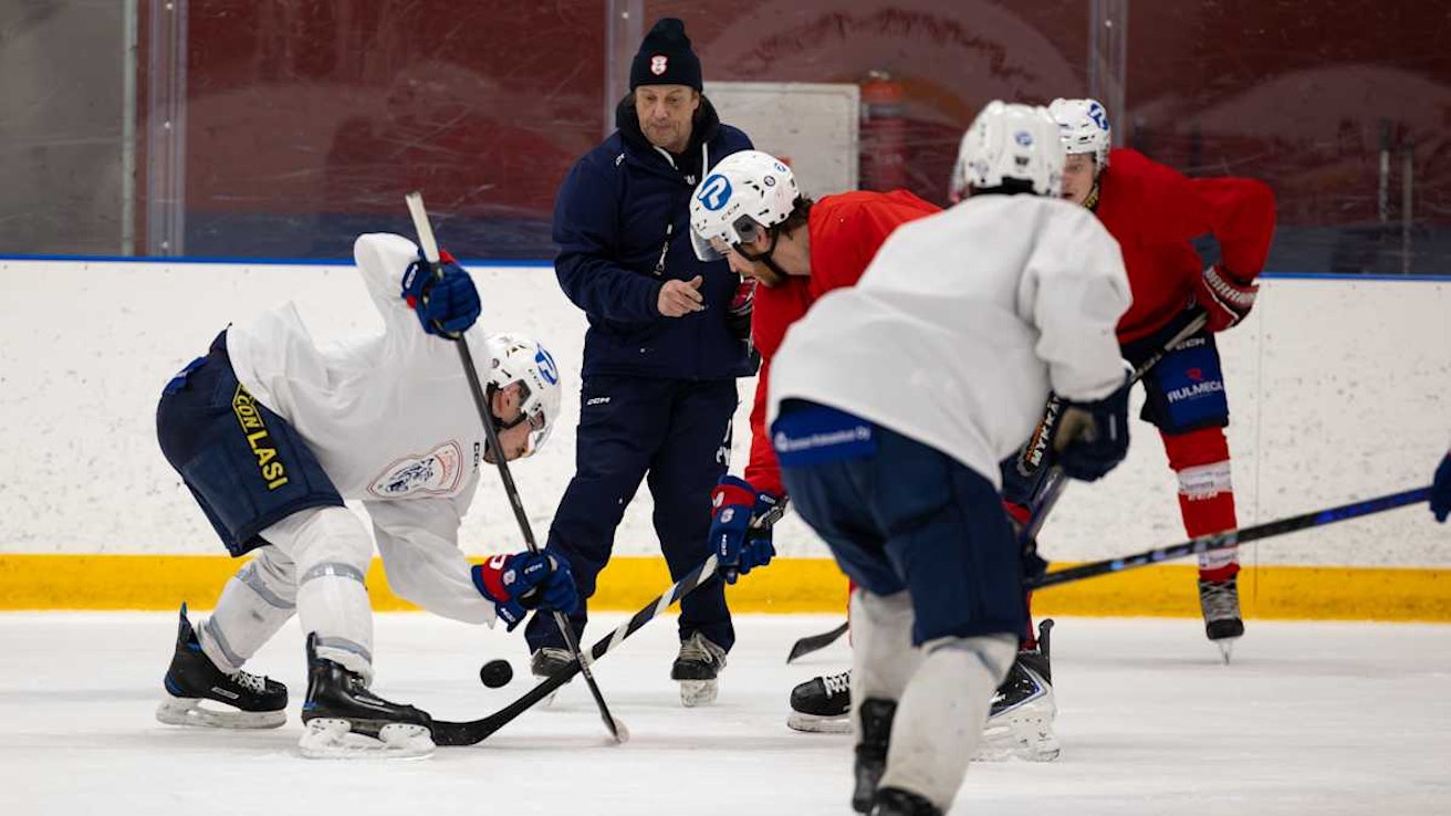 Aloitustilanne jääkiekkotreeneissä.