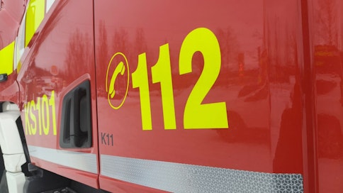 Keski-Suomen pelastuslaitoksen ajoneuvon kyljessä teippaus 112.