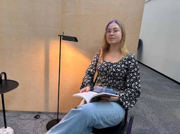 Kuvassa istuu maisterivaiheen biolääketieteenopiskelija Piritta Pennanen Itä-Suomen yliopiston Kuopion kampuksen kirjastossa.