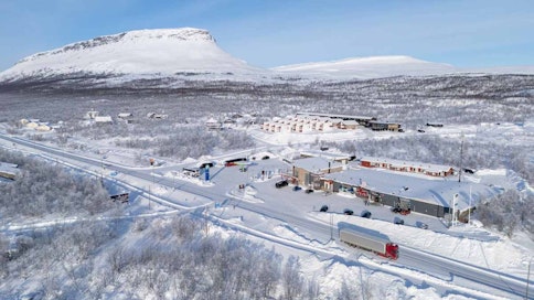 Talvinen Saana-tunturi ja Kilpisjärven taajamaa, sekä rekka-auto.