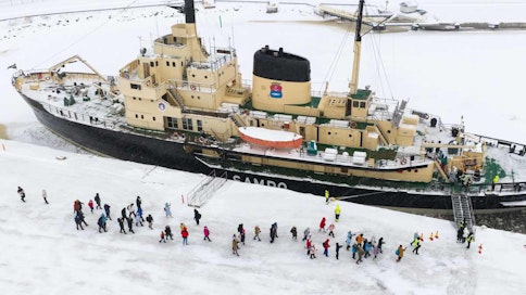 Turisteja astumassa jäänmurtaja Sampon kyytiin.