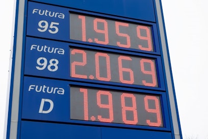 Sininen neste huoltoaseman polttoainehinnastokyltti, jossa näkyy hinnoiksi 95: 1,959 / 98 2,069 / Diesel 1,989.