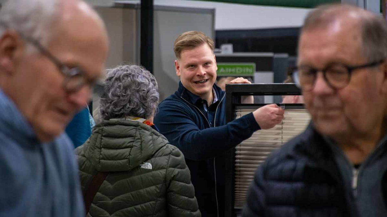 Kuvassa on messuvieraita ja kaihdinmyyjä Lahdessa järjestetyillä Raksamessuilla.