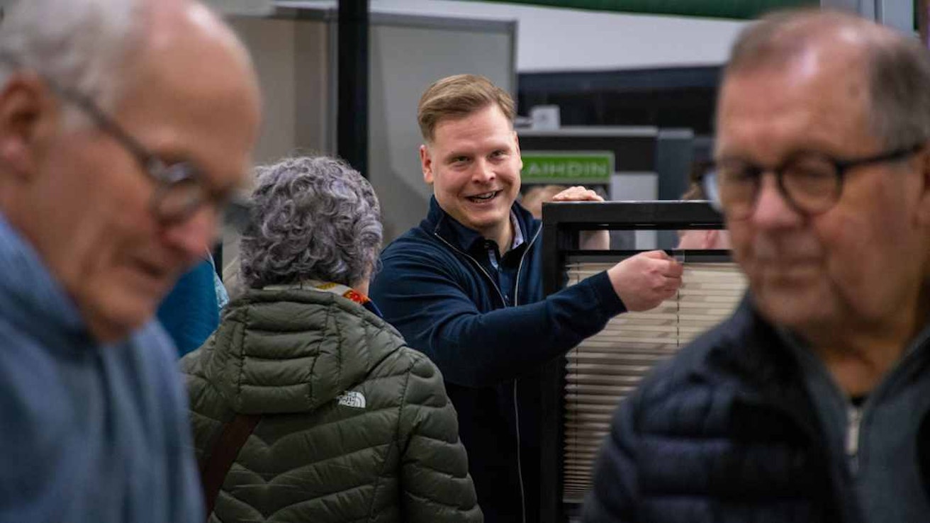 Kuvassa on messuvieraita ja kaihdinmyyjä Lahdessa järjestetyillä Raksamessuilla.