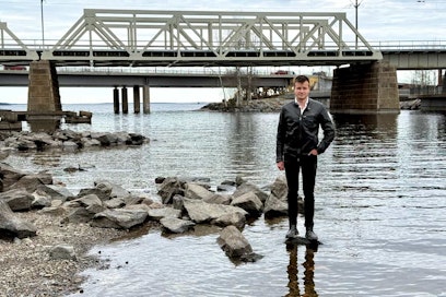 Lounais-Suomen elinvoimakeskuksen johtava vesitalousasiantuntija Niko Nurhonen Tampereen Mältinrannassa. 