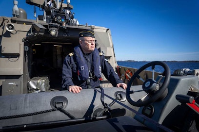 Marko Laaksonen seisoo laivan takakannella.