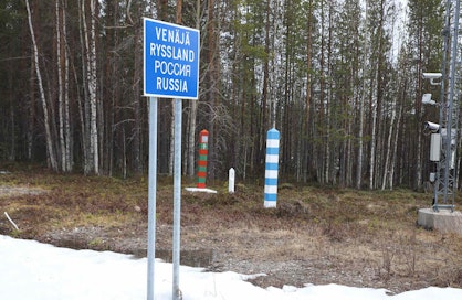 Venäjä-kyltti ja rajatolpat Sallan rajanylityspaikalla.