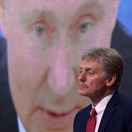 Venäjän presidentin Vladimir Putinin tiedottajaa Dmitri Peskovia hiillostettiin tiistaina uutiskanava CNN:n haastattelussa. Arkistokuva. LEHTIKUVA/AFP