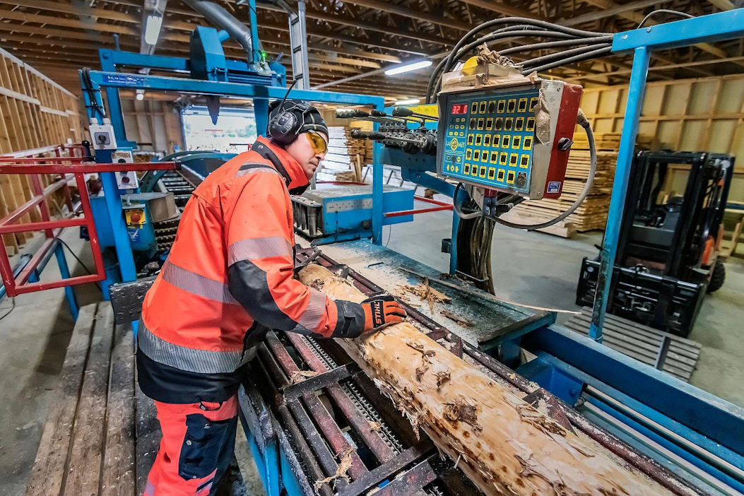 Suomen Sahayrittäjien jäsenistön tyypilliset yritykset työllistävät 1–2 henkilöä. Sahausbuumi on tuonut kiireitä kristiinankaupunkilaisen Mathias Lindbergin Linima Wood -yritykselle.
