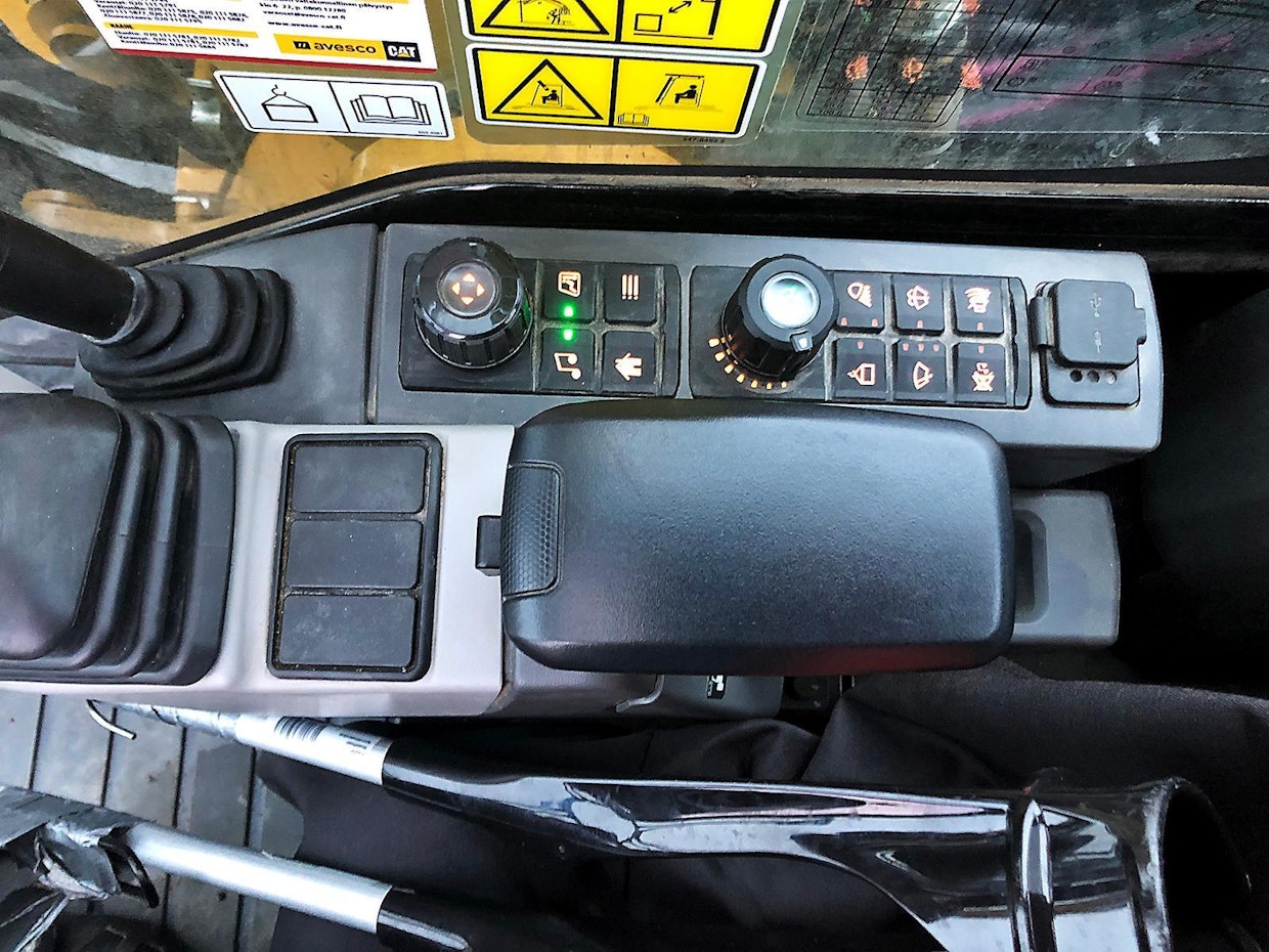 Hydrauliikan ominaisuudet ovat laajalti säädettävissä. Näyttöpaneelin suomennukset jättävät toivomisen varaa.