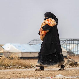 Suomessa on viime päivinä keskusteltu kiivaasti äärijärjestö Isisiin kuuluneiden naisten ja heidän lastensa kotiuttamisesta al-Holin leiriltä.  LEHTIKUVA / AFP