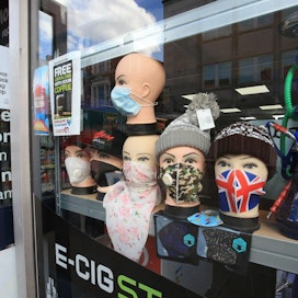 Kyselyyn vastanneista briteistä yli 50 prosenttia kuvasi maan hallinnon koronatoimia huonoiksi. Oldhamissa sijaitsevan kaupan ikkunassa oli esillä maskeja noin viiko sitten. LEHTIKUVA / AFP