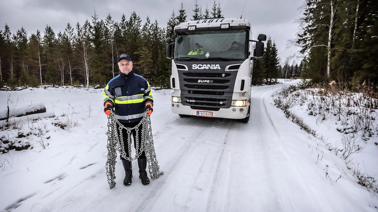Jos yöllä on satanut vettä, maitoautoon on laitettava ketjut, Arto Erkinheimo sanoo.