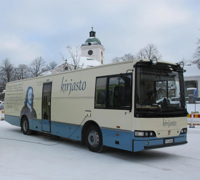 Hämeenlinnassa myynnissä oleva kirjastoauto on saanut nimensä Hämeenlinnan perustajalta Pietari Brahelta, jonka kuva koristaa auton kylkeä yhdessä kaupungin perustamisasiakirjasta lainatun otteen kanssa.