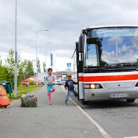 Ulla Sow (vas.), Olivia Sow ja Samu Sow matkustivat perjantaina lomalta kotiin linja-autolla Saarijärveltä Jyväskylään kuljettaja Juha Vesterisen kyydissä.