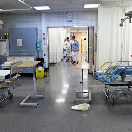 Kanta-Hämeen keskussairaalassa hoidetaan päivystyspoliklinikalle tuotua potilasta. Arkistokuva. Sairaala kertoi tiistaina, ettei testeistä joudu maksamaan enää, ovat tulokset sitten negatiivisia tai positiivisia.