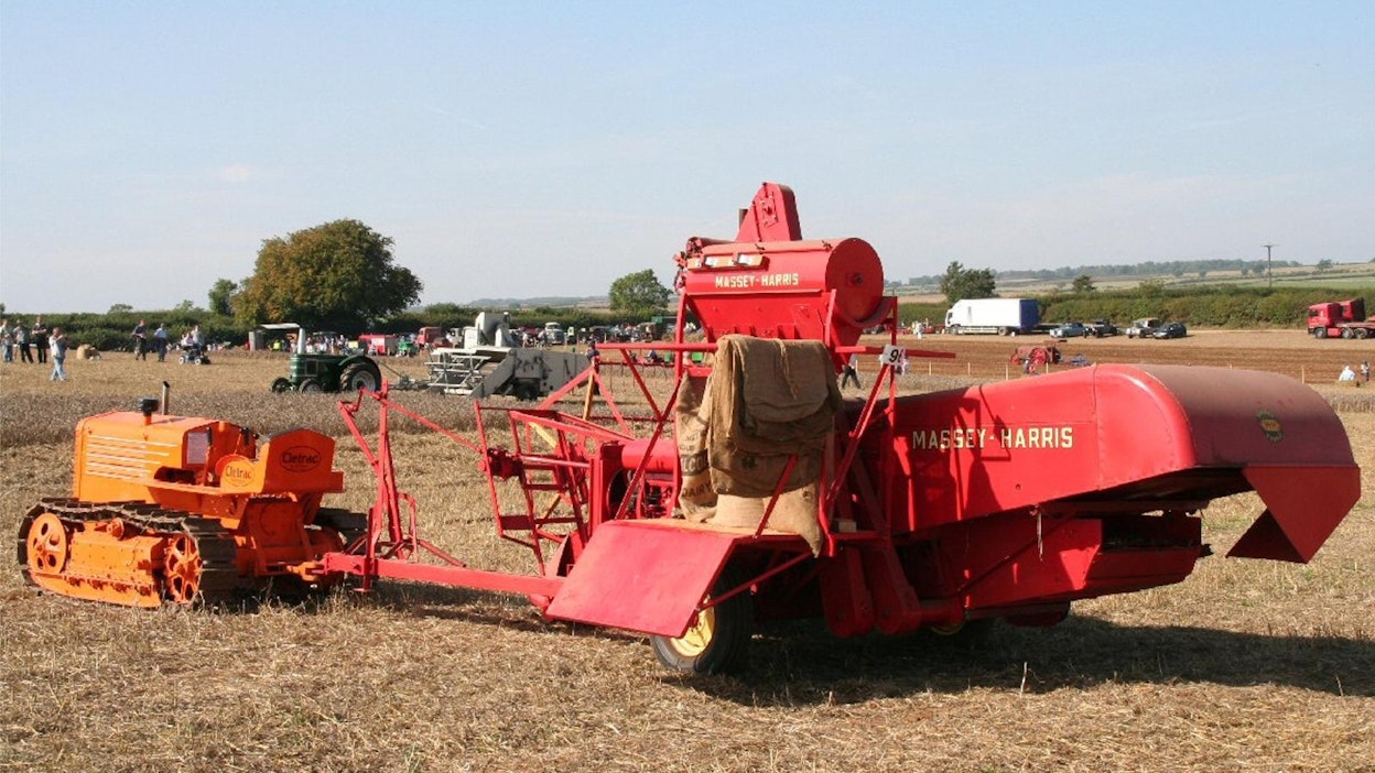 Massey-Harris Clipper 50 oli ensimmäinen pitkittäisellä, täysleveällä puintikoneistolla varustettu hinattava puimuri. Clipper oli tuotannossa vuosina 1938–58. Toronton, Batavian ja Kilmarnockin tehtailla valmistui vajaat 90 000 hinattavaa puimuria. (Kuva: David Parfitt)