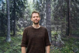 "Heti huomasi, että ihmiset olivat pohtineet metsää ja omaa metsäsuhdettaan tosi paljon", Antti Hintsa kertoo. Tämä kuva on otettu Lapuan taidemuseossa, jossa on parhaillaan esillä Hintsan valokuvia. Osa näyttelyn töistä on isoja vedoksia.