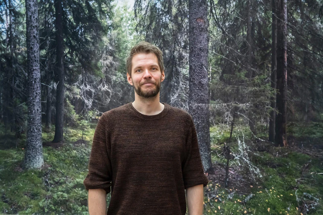 "Heti huomasi, että ihmiset olivat pohtineet metsää ja omaa metsäsuhdettaan tosi paljon", Antti Hintsa kertoo. Tämä kuva on otettu Lapuan taidemuseossa, jossa on parhaillaan esillä Hintsan valokuvia. Osa näyttelyn töistä on isoja vedoksia.