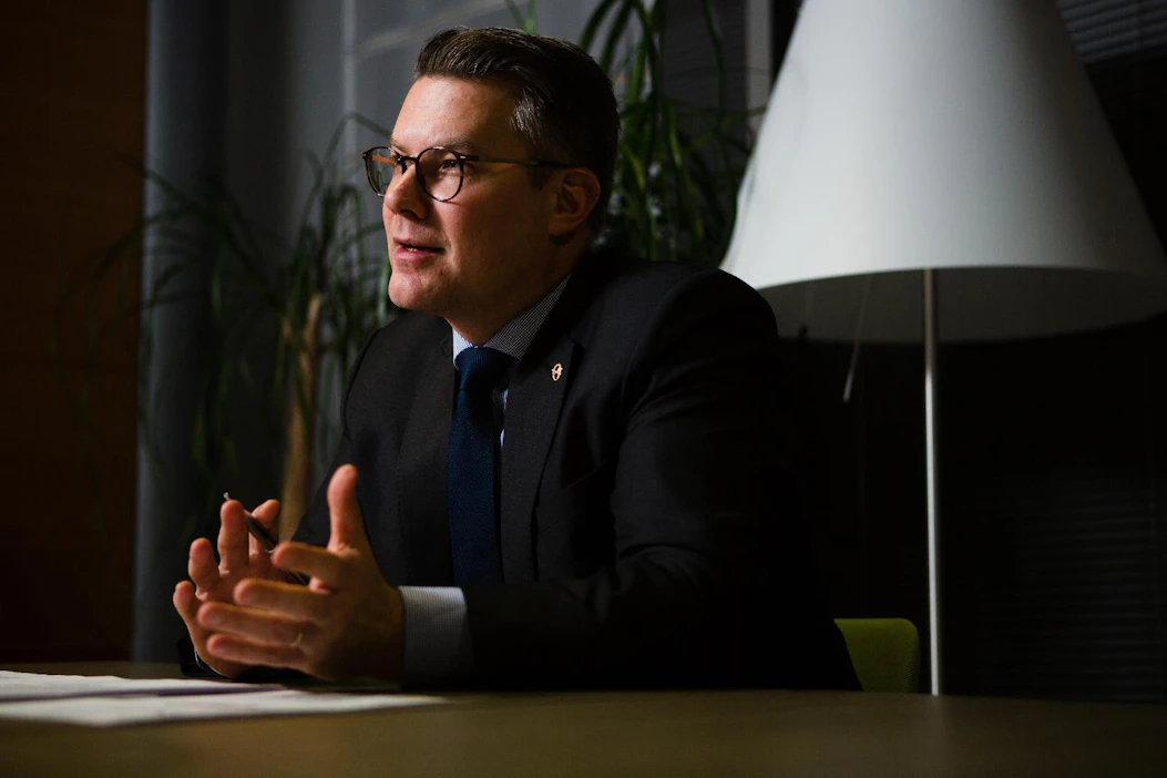 Fennovoiman toimitusjohtajan Toni Hemmingin mukaan tuulivoiman lisääminen maailmalla ja Suomessa korostaa ydinvoiman merkitystä.