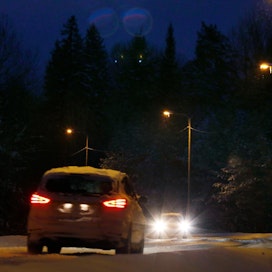 Johtava asiantuntija huomauttaa, että pimeän aikaan lähivaloja tulee käyttää esimerkiksi valaistulla tieosuudella, ohitustilanteessa sekä silloin, kun saavuttaa edellään ajavan hitaamman ajoneuvon.