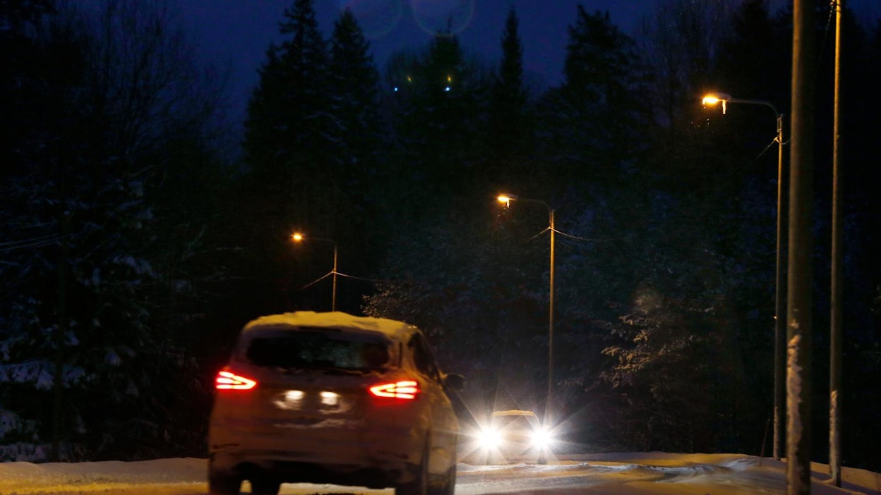Johtava asiantuntija huomauttaa, että pimeän aikaan lähivaloja tulee käyttää esimerkiksi valaistulla tieosuudella, ohitustilanteessa sekä silloin, kun saavuttaa edellään ajavan hitaamman ajoneuvon.