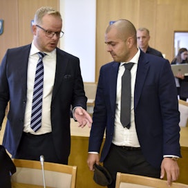 Kuvassa oikealla seisova Ari Koponen (ps.) tuomittiin 15 päiväsakkoon rahankeräysrikoksesta Brother Christmas -järjestön toimintaan liittyen.