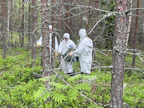 Viime kesän harjoitukseen Virolahdella osallistuneet perehtymässä kuolleen eläimen oikeaoppiseen kuljettamiseen.